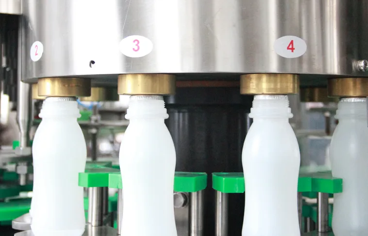 Machine de remplissage de bouteilles en PEHD avec sertisseuse de feuilles d'aluminium