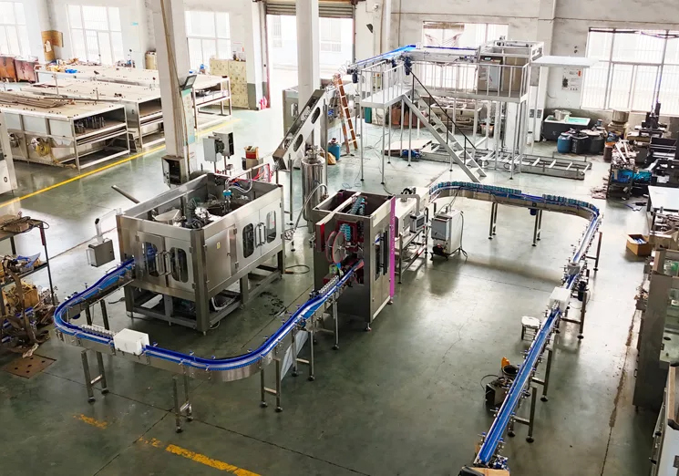 La ligne de production de boissons gazeuses en canettes d'aluminium de 6 000 BPH est sur le point d'être emballée et expédiée.